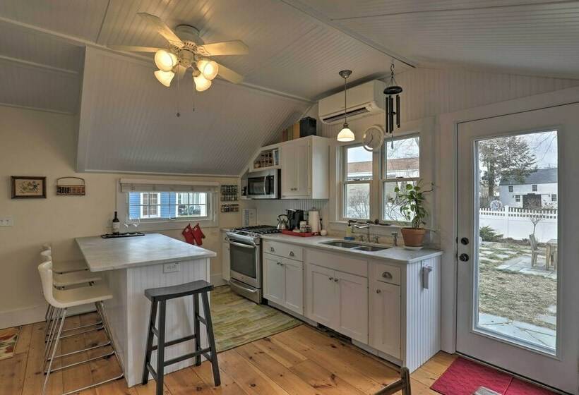 Kennebunk Cottage W/ Yard < 1 Mi To Beach!