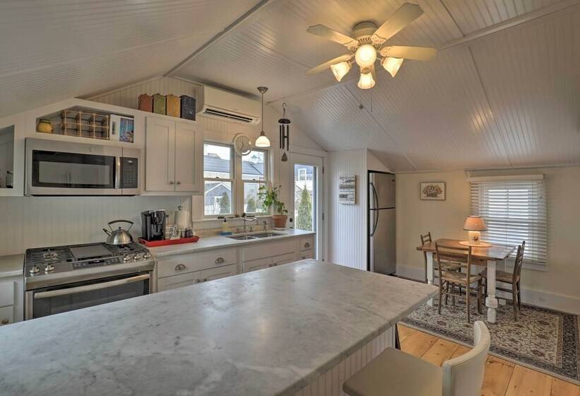 Kennebunk Cottage W/ Yard < 1 Mi To Beach!