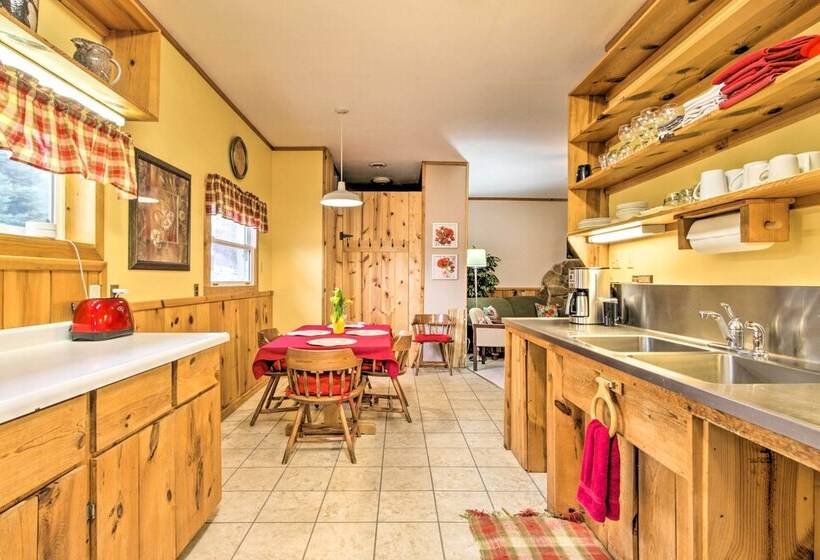 La Crescent Cottage On Minnesota Bluffs W/ View!