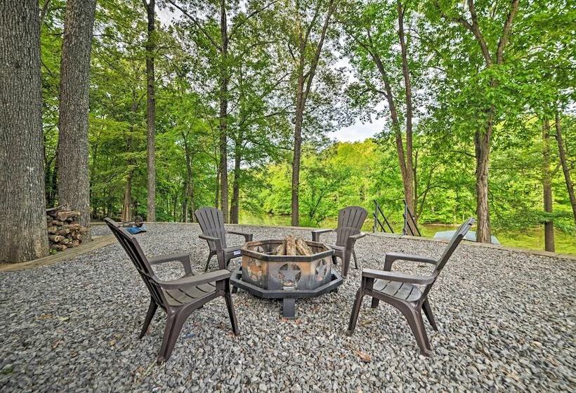 Lake Barkley Home: Private Dock, Kayaks, Fire Pit!
