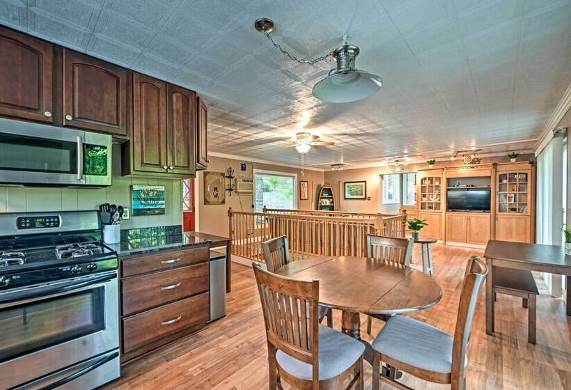 Lake Barkley Home: Private Dock, Kayaks, Fire Pit!