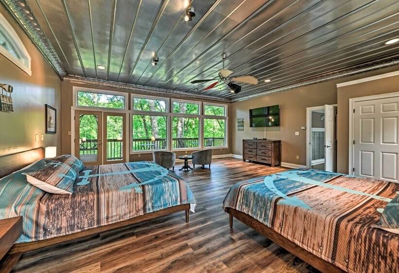 Lake Barkley Home: Private Dock, Kayaks, Fire Pit!