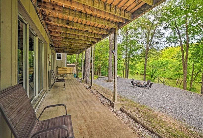 Lake Barkley Home: Private Dock, Kayaks, Fire Pit!