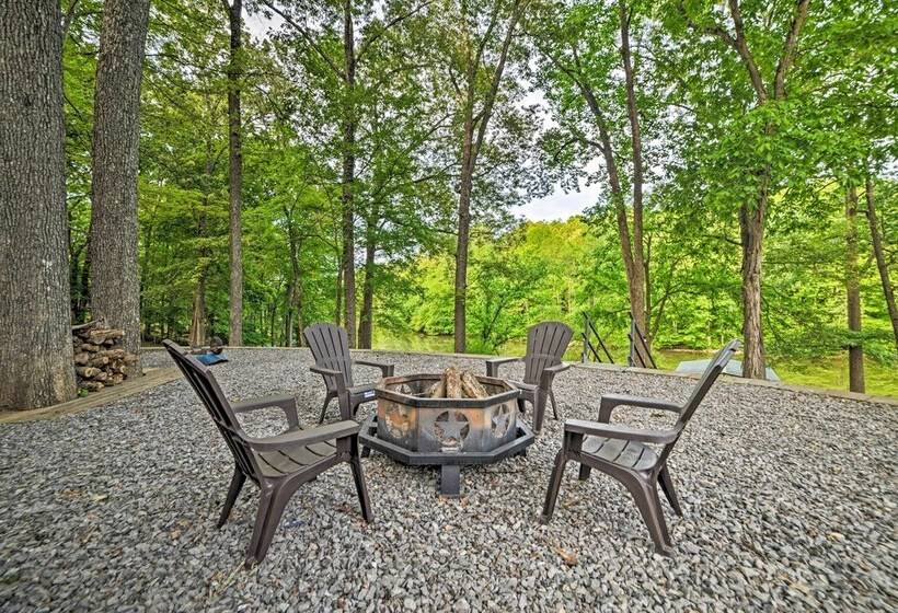 Lake Barkley Home: Private Dock, Kayaks, Fire Pit!