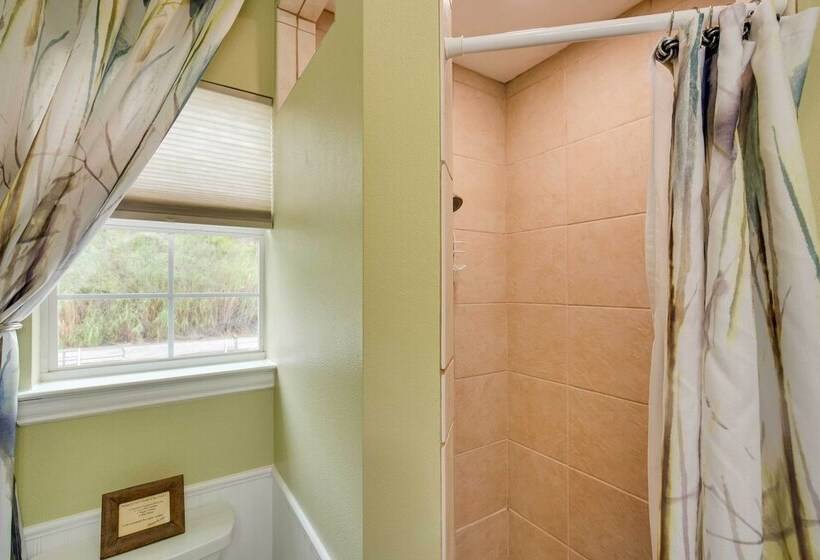 Lake Granbury Fishing Escape W/ Dock & Kayaks!