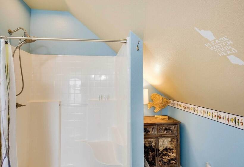 Lake Granbury Fishing Escape W/ Dock & Kayaks!