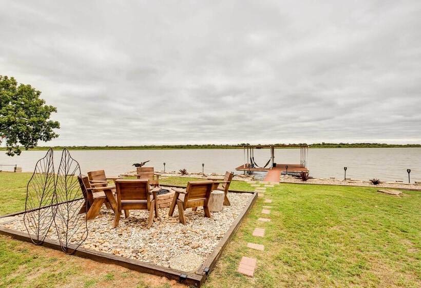 Lake Granbury Fishing Escape W/ Dock & Kayaks!