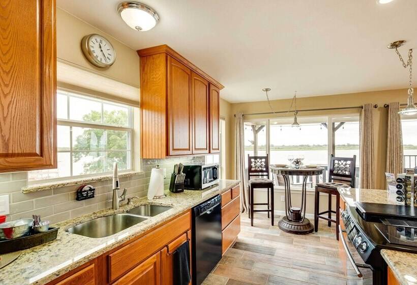 Lake Granbury Fishing Escape W/ Dock & Kayaks!