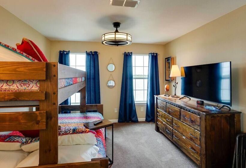 Lake Granbury Fishing Escape W/ Dock & Kayaks!