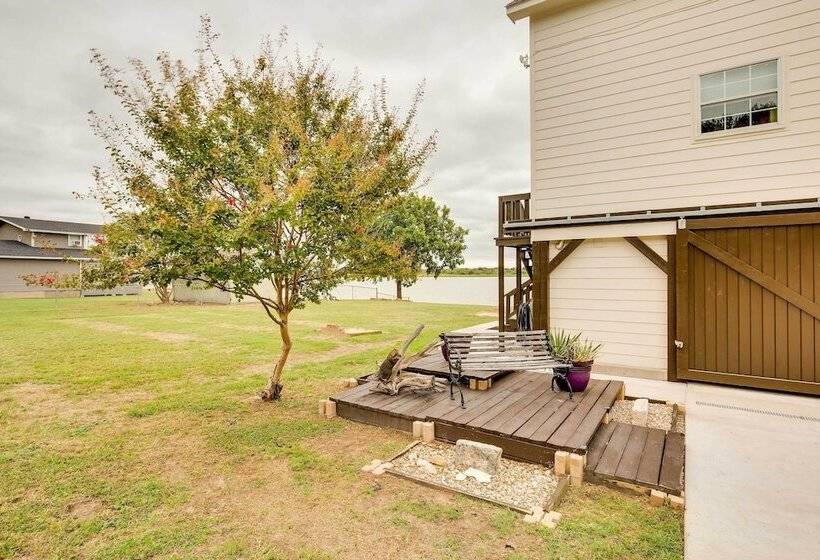 Lake Granbury Fishing Escape W/ Dock & Kayaks!