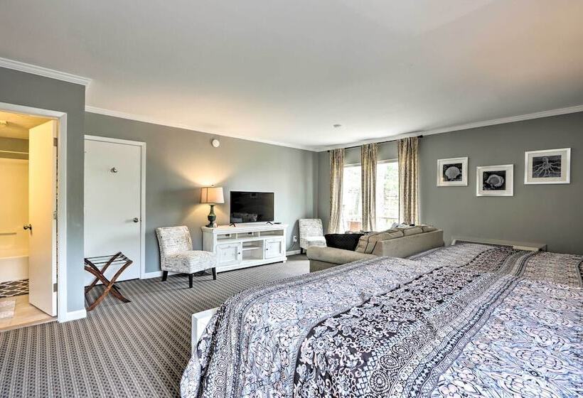 Private Dock & Resort Access: Margaritaville Cabin