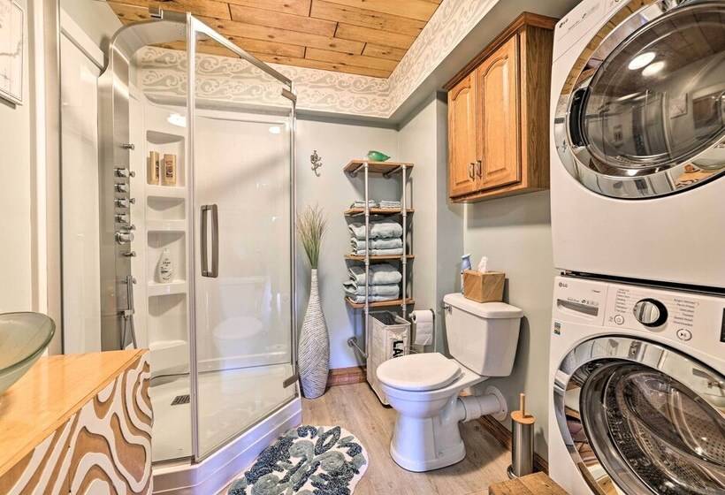 Lakefront Retreat On 18 Acres W/ Hot Tub!