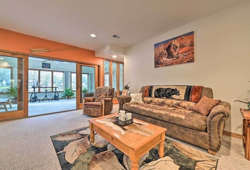 Lakefront Retreat On 18 Acres W/ Hot Tub!