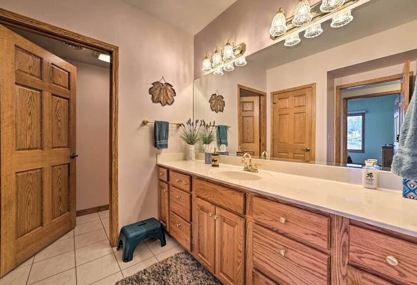 Lakefront Retreat On 18 Acres W/ Hot Tub!