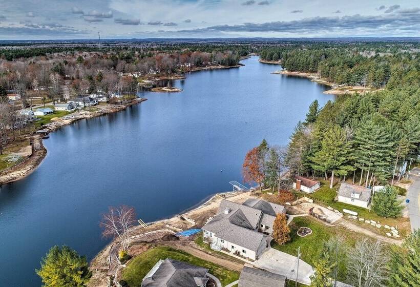 Lakefront Retreat On 18 Acres W/ Hot Tub!