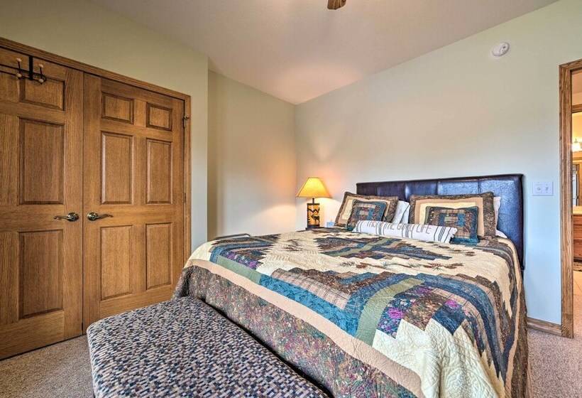 Lakefront Retreat On 18 Acres W/ Hot Tub!