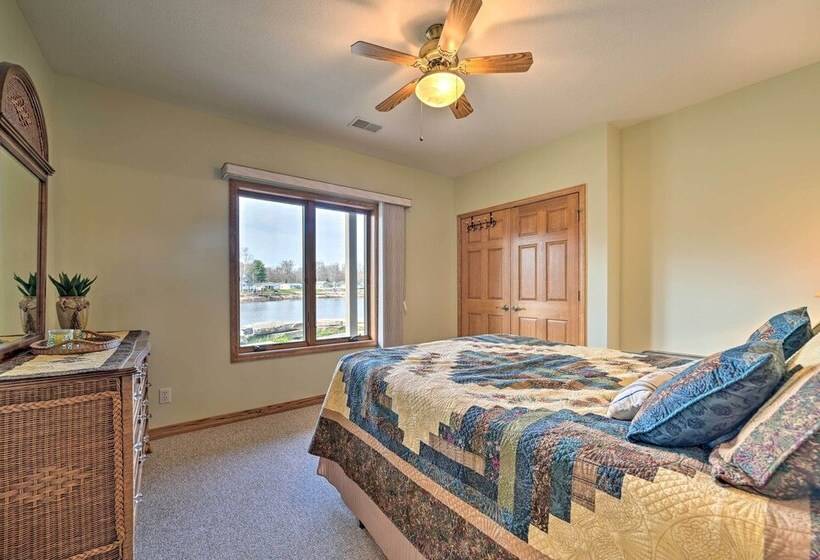 Lakefront Retreat On 18 Acres W/ Hot Tub!