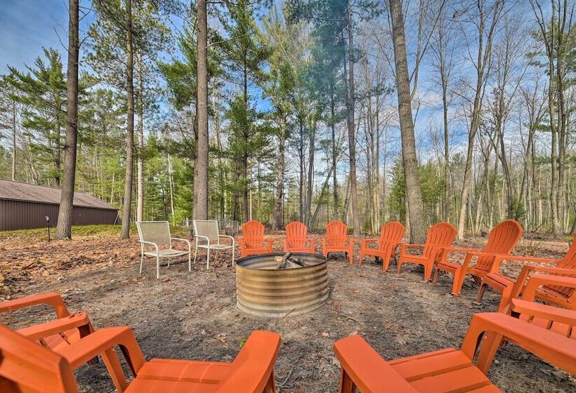 Lakefront Retreat On 18 Acres W/ Hot Tub!