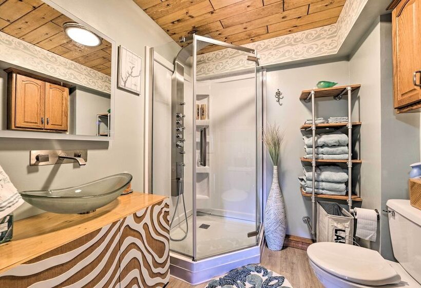 Lakefront Retreat On 18 Acres W/ Hot Tub!