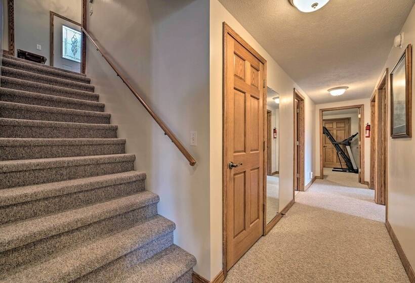 Lakefront Retreat On 18 Acres W/ Hot Tub!