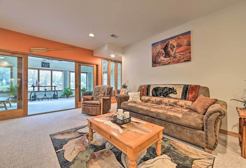 Lakefront Retreat On 18 Acres W/ Hot Tub!