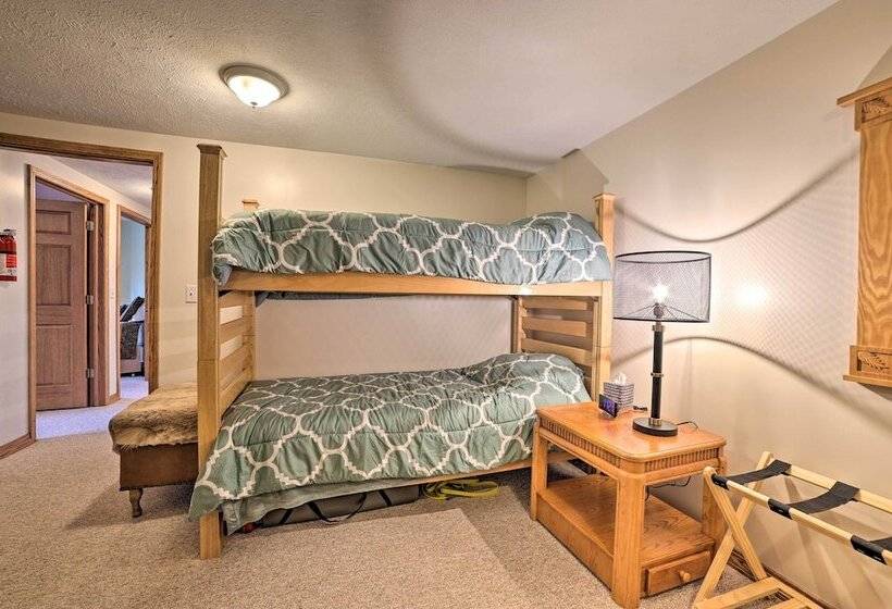 Lakefront Retreat On 18 Acres W/ Hot Tub!