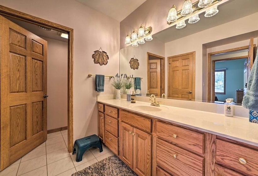 Lakefront Retreat On 18 Acres W/ Hot Tub!