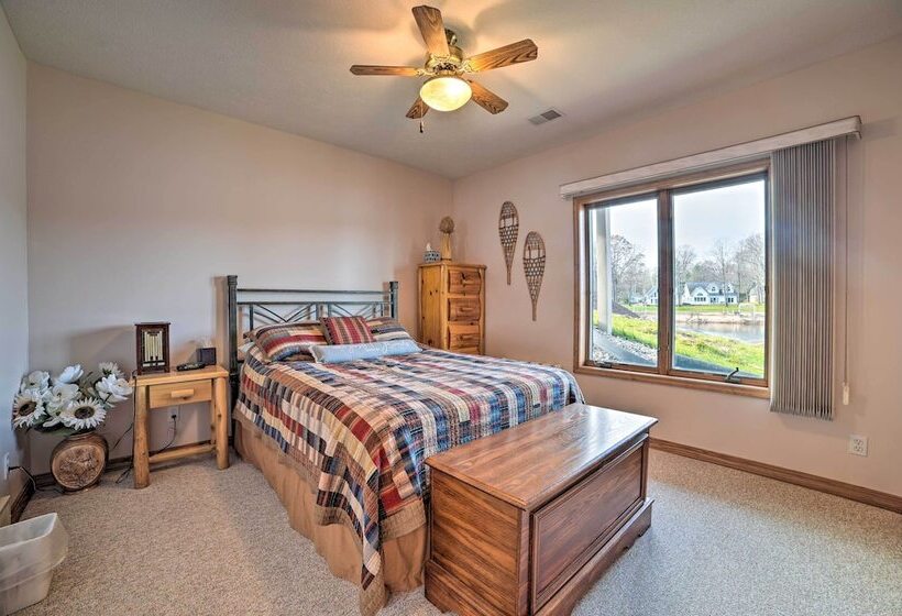 Lakefront Retreat On 18 Acres W/ Hot Tub!