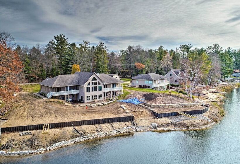 Lakefront Retreat On 18 Acres W/ Hot Tub!