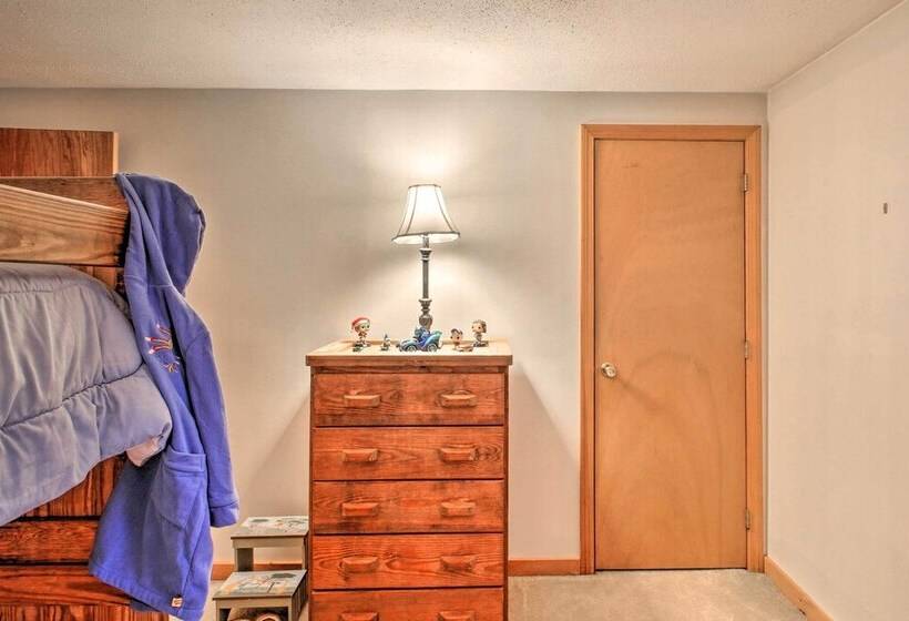 Lakeview Forest Cabin W/ Deck < 1/2 Mile To Beach!