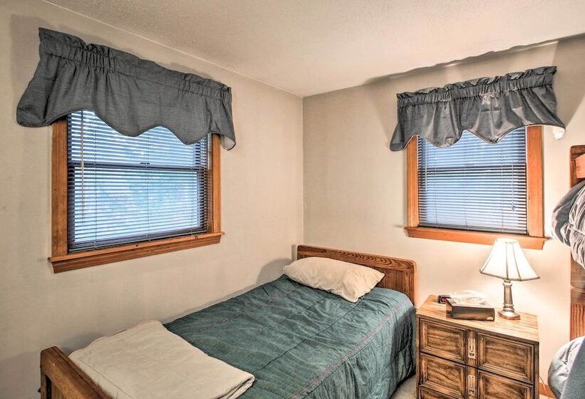 Lakeview Forest Cabin W/ Deck < 1/2 Mile To Beach!