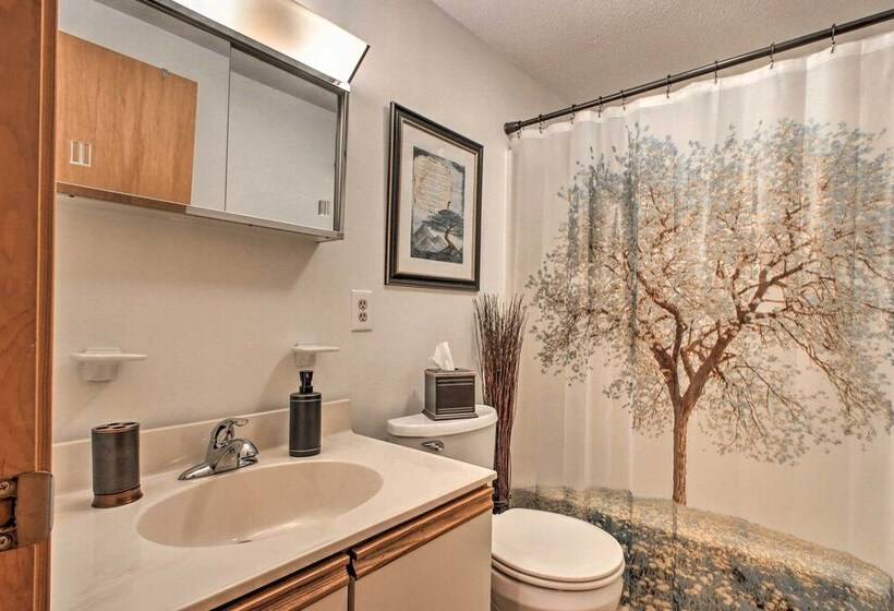 Lakeview Forest Cabin W/ Deck < 1/2 Mile To Beach!