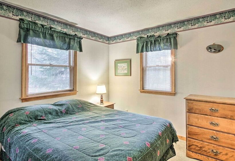 Lakeview Forest Cabin W/ Deck < 1/2 Mile To Beach!