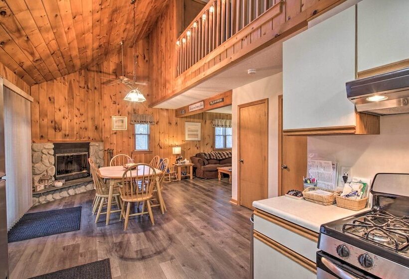 Lakeview Forest Cabin W/ Deck < 1/2 Mile To Beach!