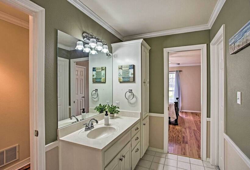 Large Waterfront Lake Palestine Home W/ Deck, Dock