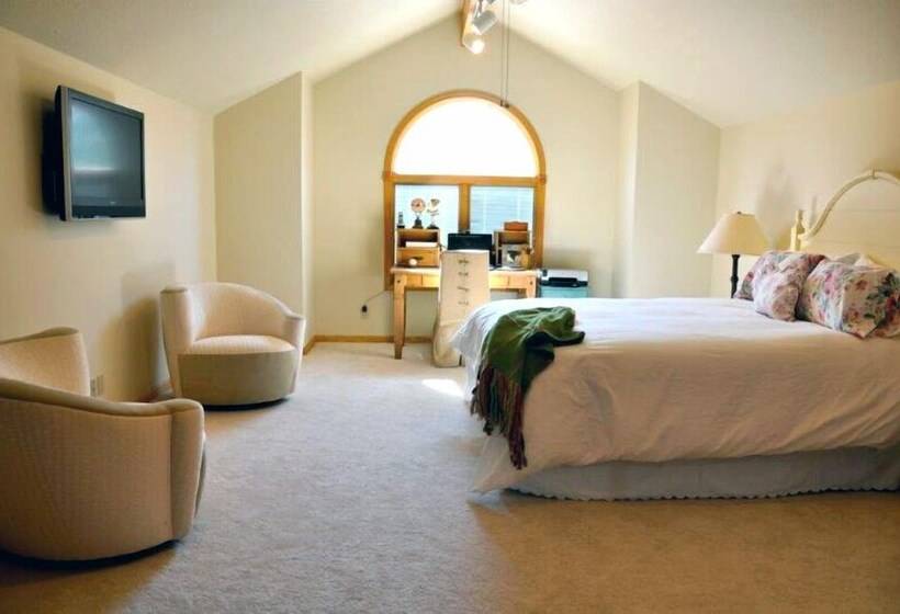 Lavish Charlevoix Home On Lake Michigan, Fire Pit