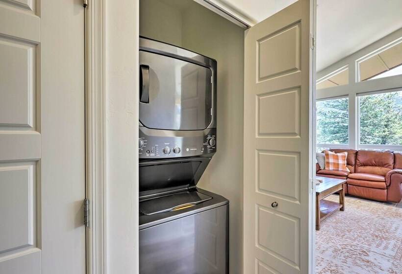 Hot Tub, Deck & Mtn View: Lavish Cabin In Pine!