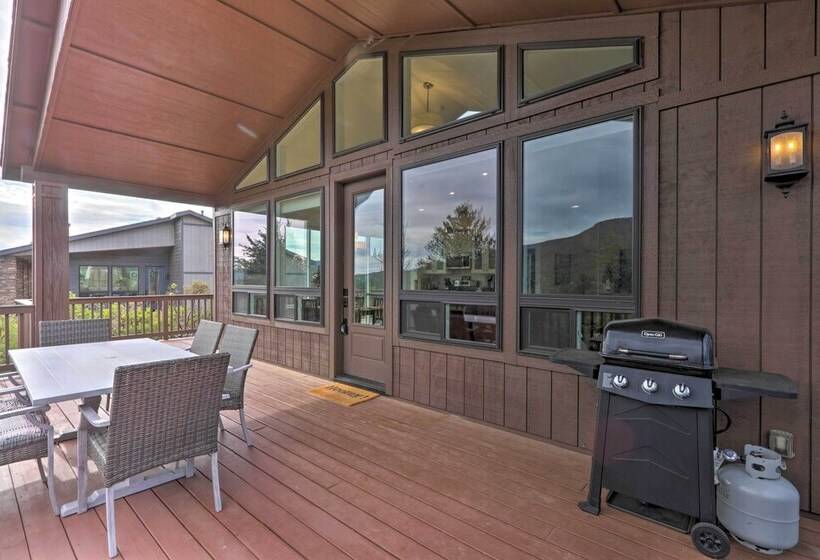 Hot Tub, Deck & Mtn View: Lavish Cabin In Pine!