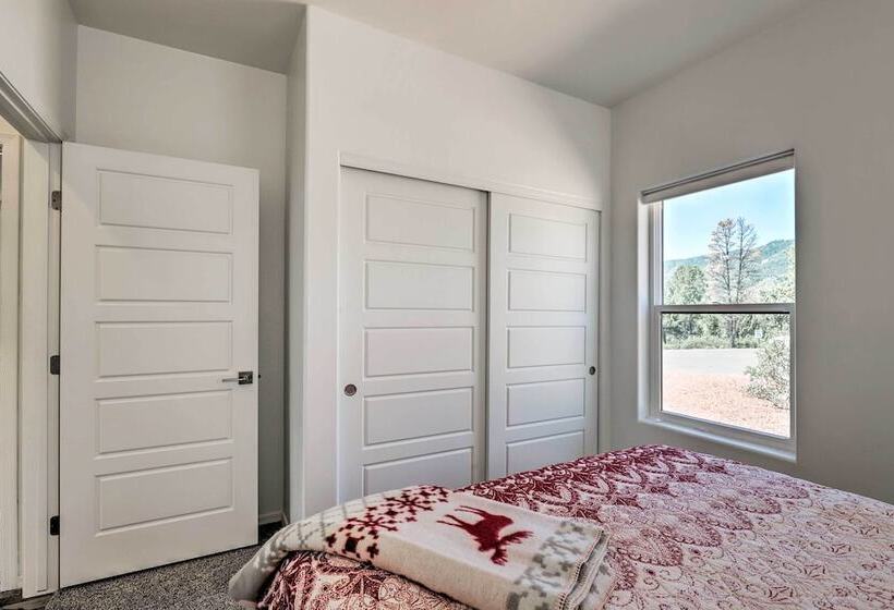 Hot Tub, Deck & Mtn View: Lavish Cabin In Pine!