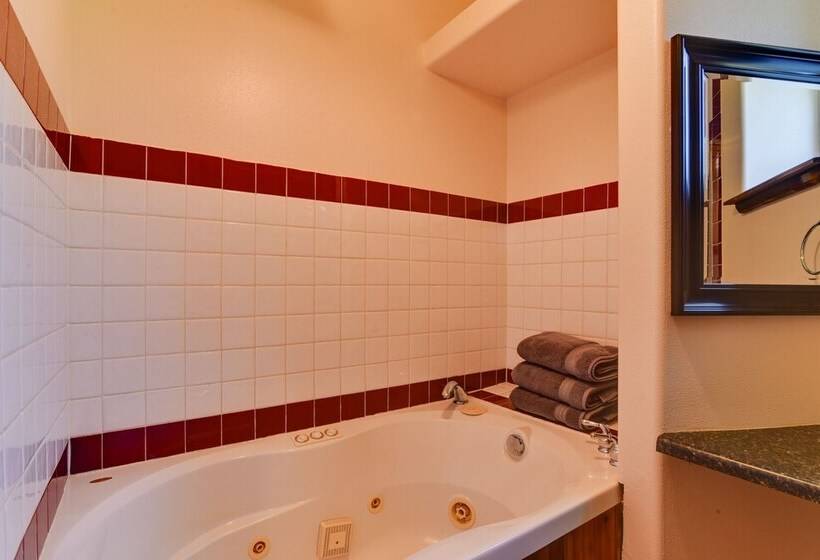 Legacy Mountain Lodge On 40 Acre Ranch W/ Views!