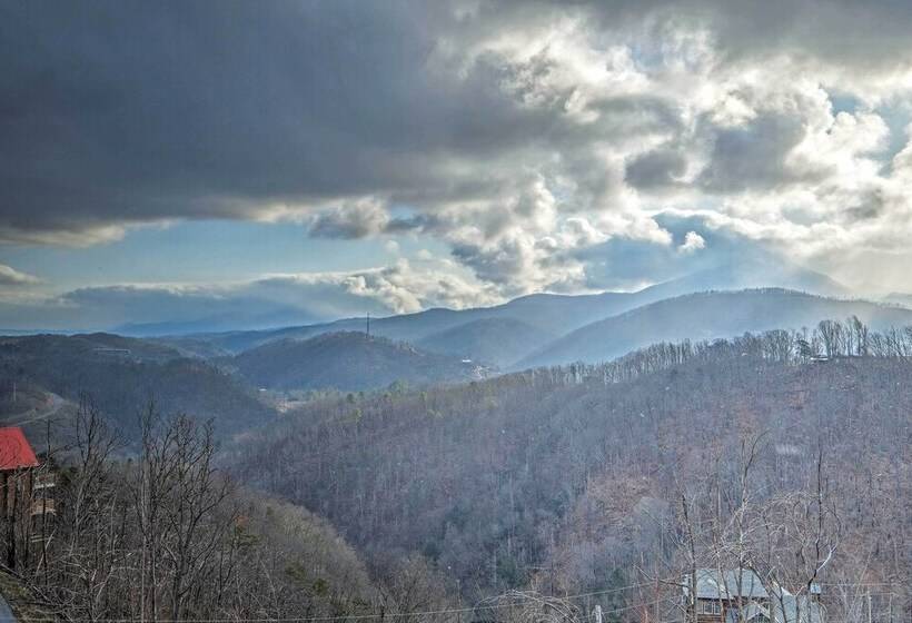 Lightning Bug Lookout: Luxury Mountain View Cabin!