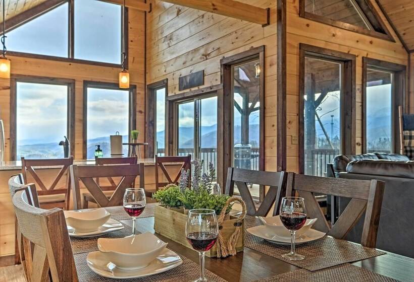 Lightning Bug Lookout: Luxury Mountain View Cabin!