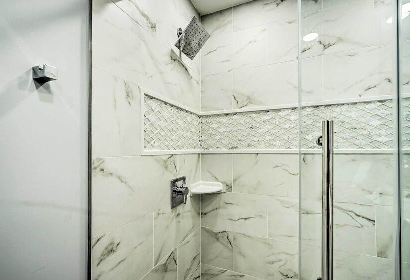 Long Branch Getaway: Grill, 1 Block To Beach!