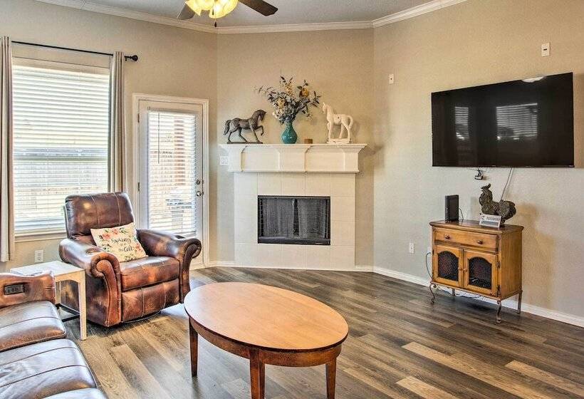 Lovely Little Elm House W/ Backyard!