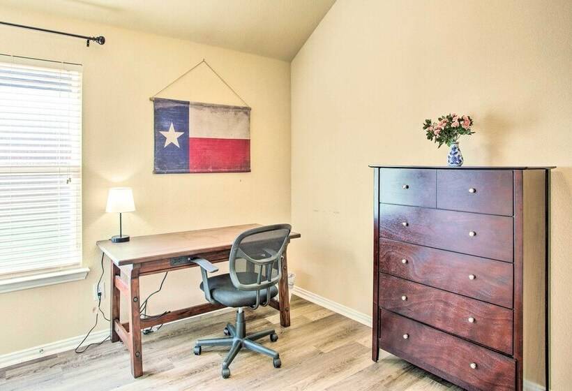 Lovely Little Elm House W/ Backyard!