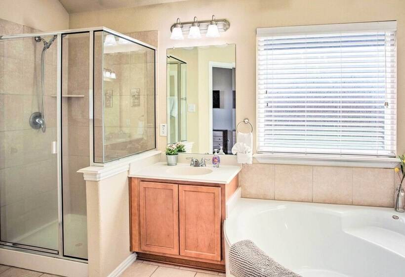 Lovely Little Elm House W/ Backyard!