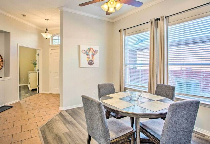 Lovely Little Elm House W/ Backyard!