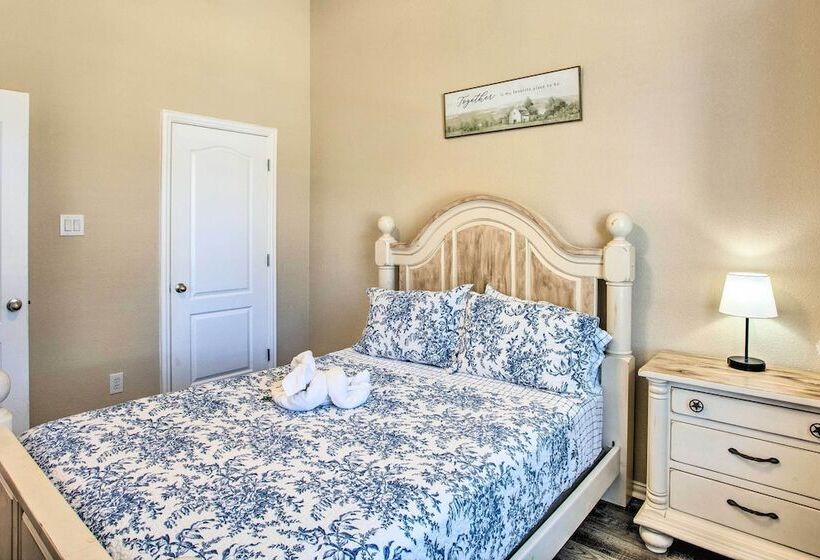 Lovely Little Elm House W/ Backyard!