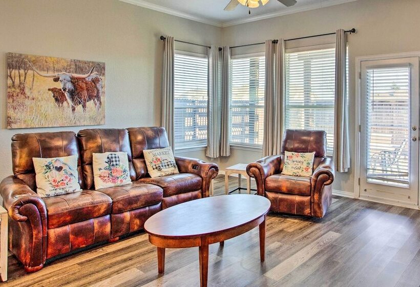 Lovely Little Elm House W/ Backyard!