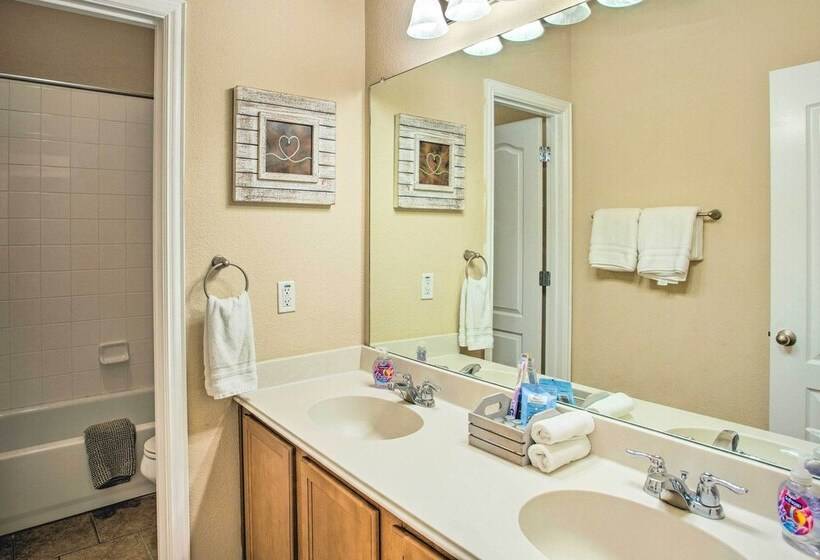 Lovely Little Elm House W/ Backyard!